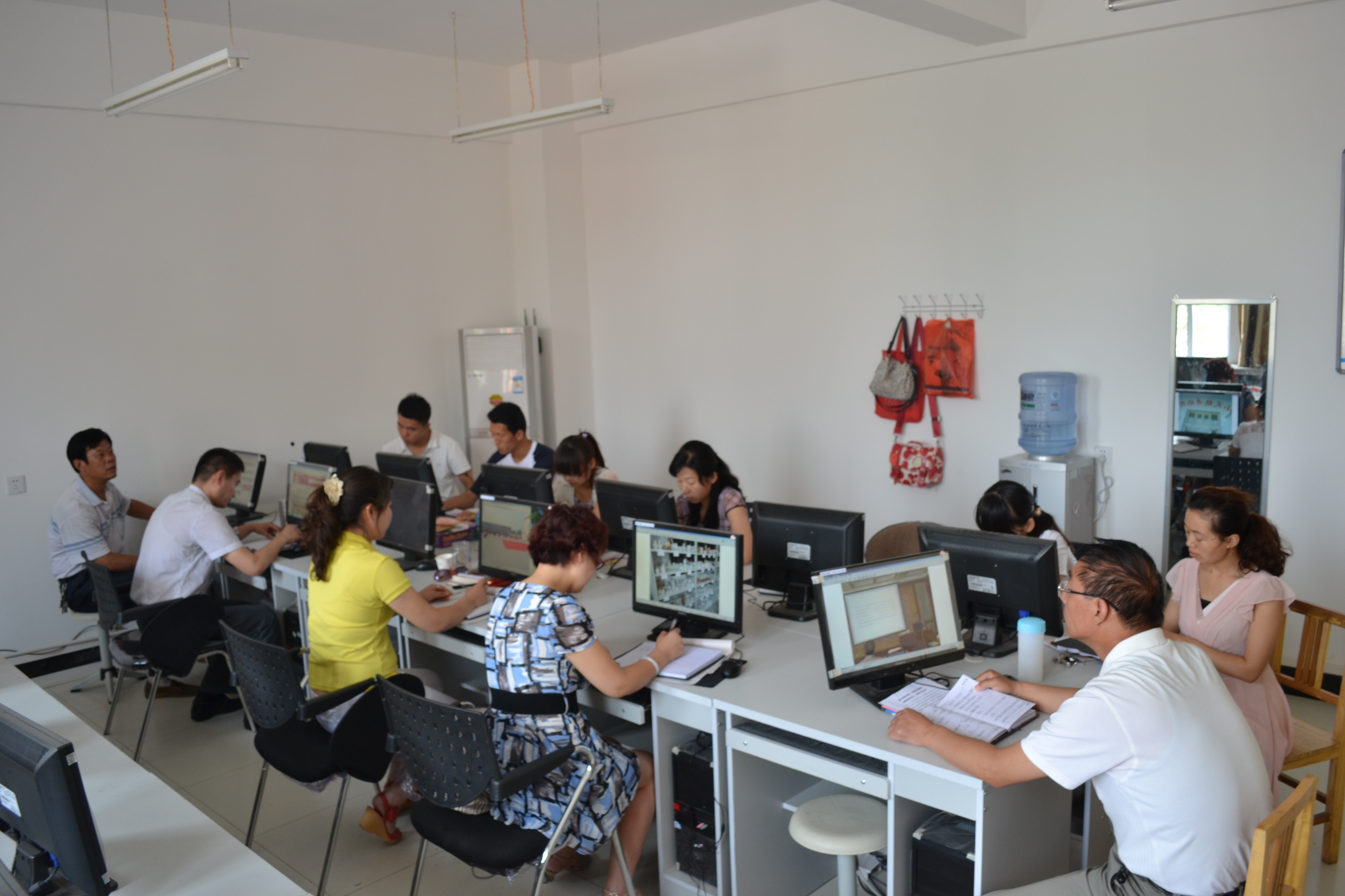 泾阳县青少年活动中心举办网络应用技能培训会，杭州网络技术服务助力青少年教育信息化